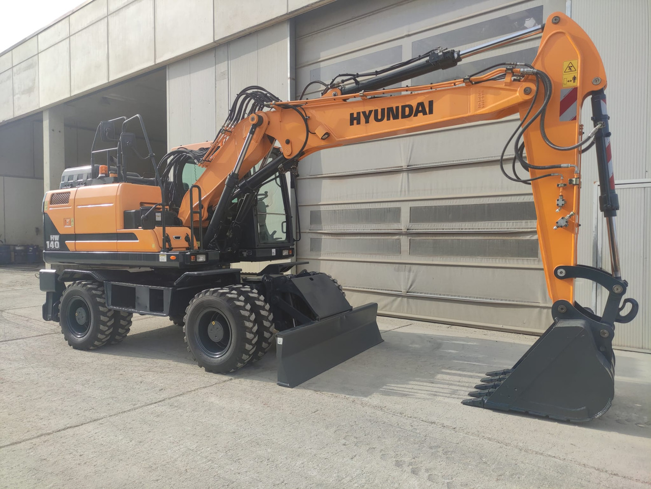 HYUNDAI HW140 - Pelle sur pneus: photos 3 HYUNDAI HW140 - Pelle sur pneus: photos 3