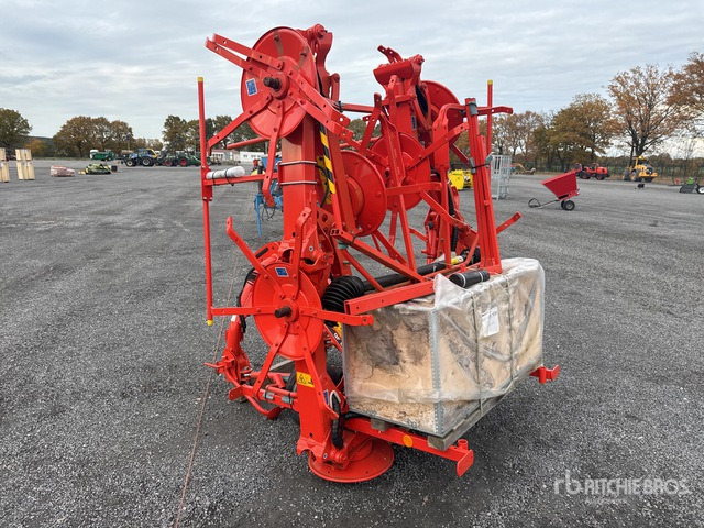 2022 Kuhn GF8700 (Unused) Hay Tedder - Faneuse: photos 4 2022 Kuhn GF8700 (Unused) Hay Tedder - Faneuse: photos 4