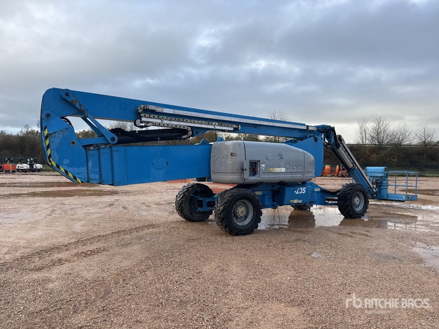 2010 Genie Z-135 4WD Diesel Nacelle Articulee Articulating Boom Lift - Nacelle articulée: photos 1 2010 Genie Z-135 4WD Diesel Nacelle Articulee Articulating Boom Lift - Nacelle articulée: photos 1