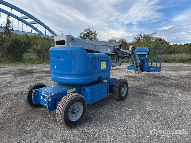 2012 Genie Z45/25J 2WD Electric Nacelle Articulee ... Articulating Boom Lift - Nacelle articulée: photos 1 2012 Genie Z45/25J 2WD Electric Nacelle Articulee ... Articulating Boom Lift - Nacelle articulée: photos 1