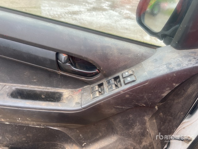 2013 Isuzu D-Max (Inoperable) Pickup - Pick-up: photos 2 2013 Isuzu D-Max (Inoperable) Pickup - Pick-up: photos 2