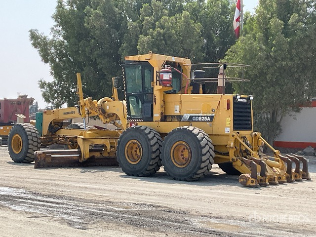 2010 Komatsu GD825A-2 Motor Grader - Niveleuse: photos 3 2010 Komatsu GD825A-2 Motor Grader - Niveleuse: photos 3