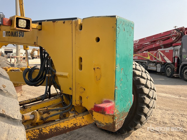 2011 Komatsu GD825A-2 - Niveleuse: photos 4 2011 Komatsu GD825A-2 - Niveleuse: photos 4