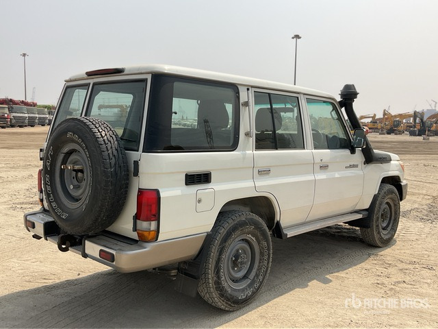 2011 Toyota Land Cruiser LX 76R 4x4 SUV - SUV: photos 3 2011 Toyota Land Cruiser LX 76R 4x4 SUV - SUV: photos 3