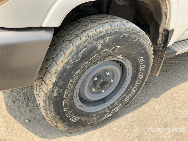 2011 Toyota Land Cruiser LX 76R 4x4 SUV - SUV: photos 5 2011 Toyota Land Cruiser LX 76R 4x4 SUV - SUV: photos 5
