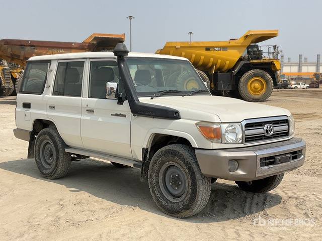 2011 Toyota Land Cruiser LX 76R 4x4 SUV - SUV: photos 2 2011 Toyota Land Cruiser LX 76R 4x4 SUV - SUV: photos 2