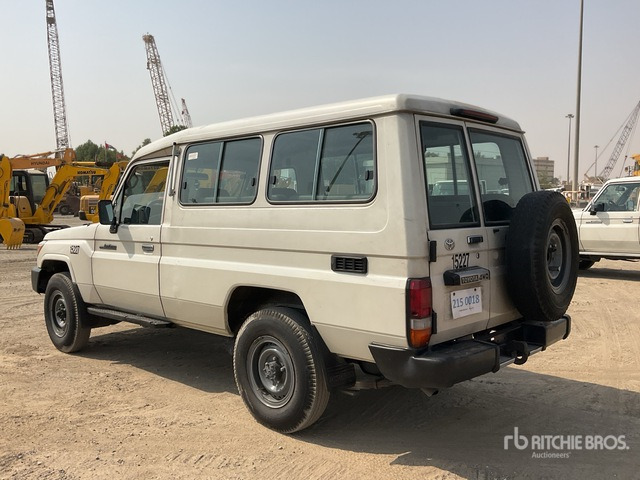 2013 Toyota Land Cruiser 78L 4x4 SUV - SUV: photos 4 2013 Toyota Land Cruiser 78L 4x4 SUV - SUV: photos 4