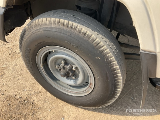 2013 Toyota Land Cruiser 78L 4x4 SUV - SUV: photos 5 2013 Toyota Land Cruiser 78L 4x4 SUV - SUV: photos 5