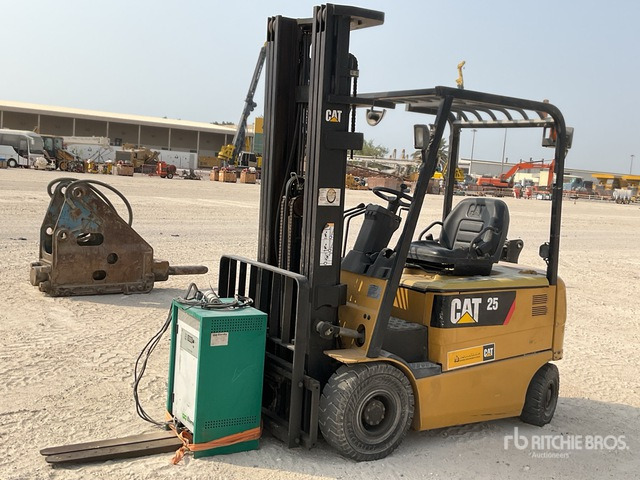2015 Cat EP25K-PAC 2.5 ton Electric Forklift - Chariot élévateur électrique: photos 2 2015 Cat EP25K-PAC 2.5 ton Electric Forklift - Chariot élévateur électrique: photos 2