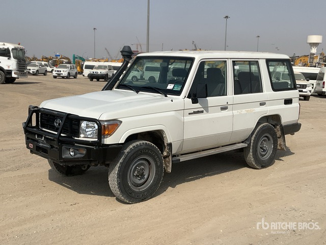 2021 Toyota Land Cruiser 76L 4x4 SUV - SUV: photos 1 2021 Toyota Land Cruiser 76L 4x4 SUV - SUV: photos 1