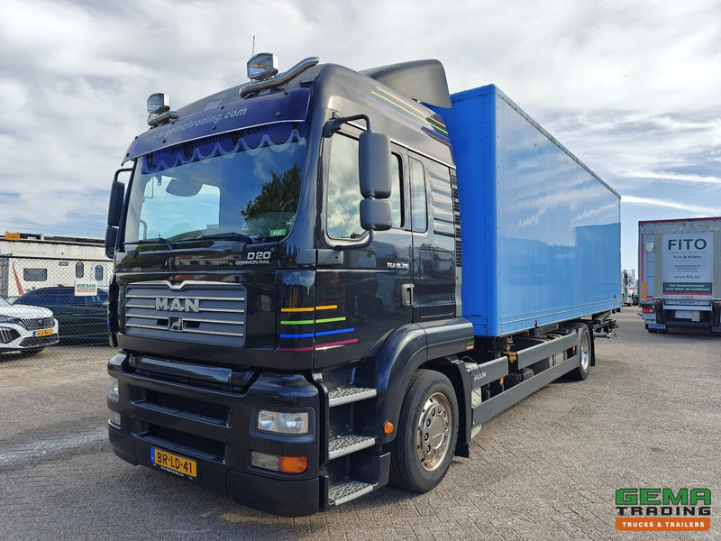 MAN TGA 18.310 4x2 LX Euro3 - Handgeschakeld ZF16 - BDF/VerhuisBak + Laadklep 2000KG - 207.000km - 12/2025 APK - Camion porte-conteneur/ Caisse mobile: photos 1 MAN TGA 18.310 4x2 LX Euro3 - Handgeschakeld ZF16 - BDF/VerhuisBak + Laadklep 2000KG - 207.000km - 12/2025 APK - Camion porte-conteneur/ Caisse mobile: photos 1