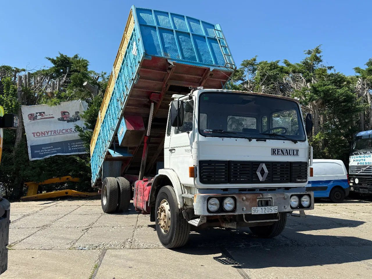 Renault G230 4X2 Tipper Spring/Spring Manual Gearbox - Camion benne: photos 1 Renault G230 4X2 Tipper Spring/Spring Manual Gearbox - Camion benne: photos 1