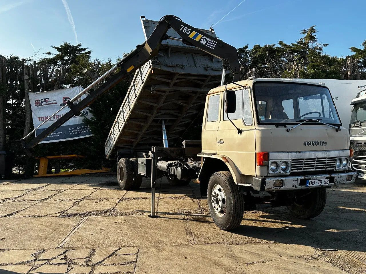Camion benne Toyota HINO 14T 4X2 Tipper+Crane Hiab 765 Spring/Spring: photos 1