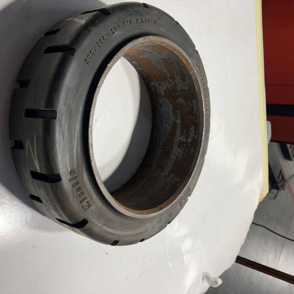 2X Continental 300-100-203 grip tyres - Pneu pour Matériel de manutention: photos 1 2X Continental 300-100-203 grip tyres - Pneu pour Matériel de manutention: photos 1