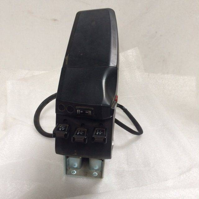 Armrest with many functions for Caterpillar - Système électrique pour Matériel de manutention: photos 2 Armrest with many functions for Caterpillar - Système électrique pour Matériel de manutention: photos 2