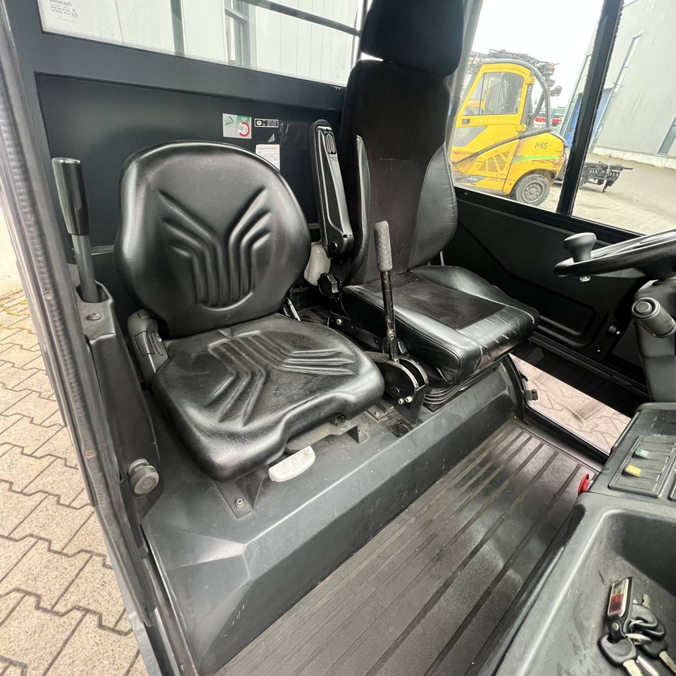 Linde P250 SWB (127) - Chariot tracteur: photos 3 Linde P250 SWB (127) - Chariot tracteur: photos 3