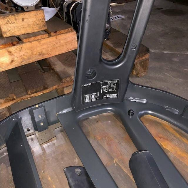 Frame/ Châssis pour Matériel de manutention Overhead guard for Linde: photos 6 Frame/ Châssis pour Matériel de manutention Overhead guard for Linde: photos 6