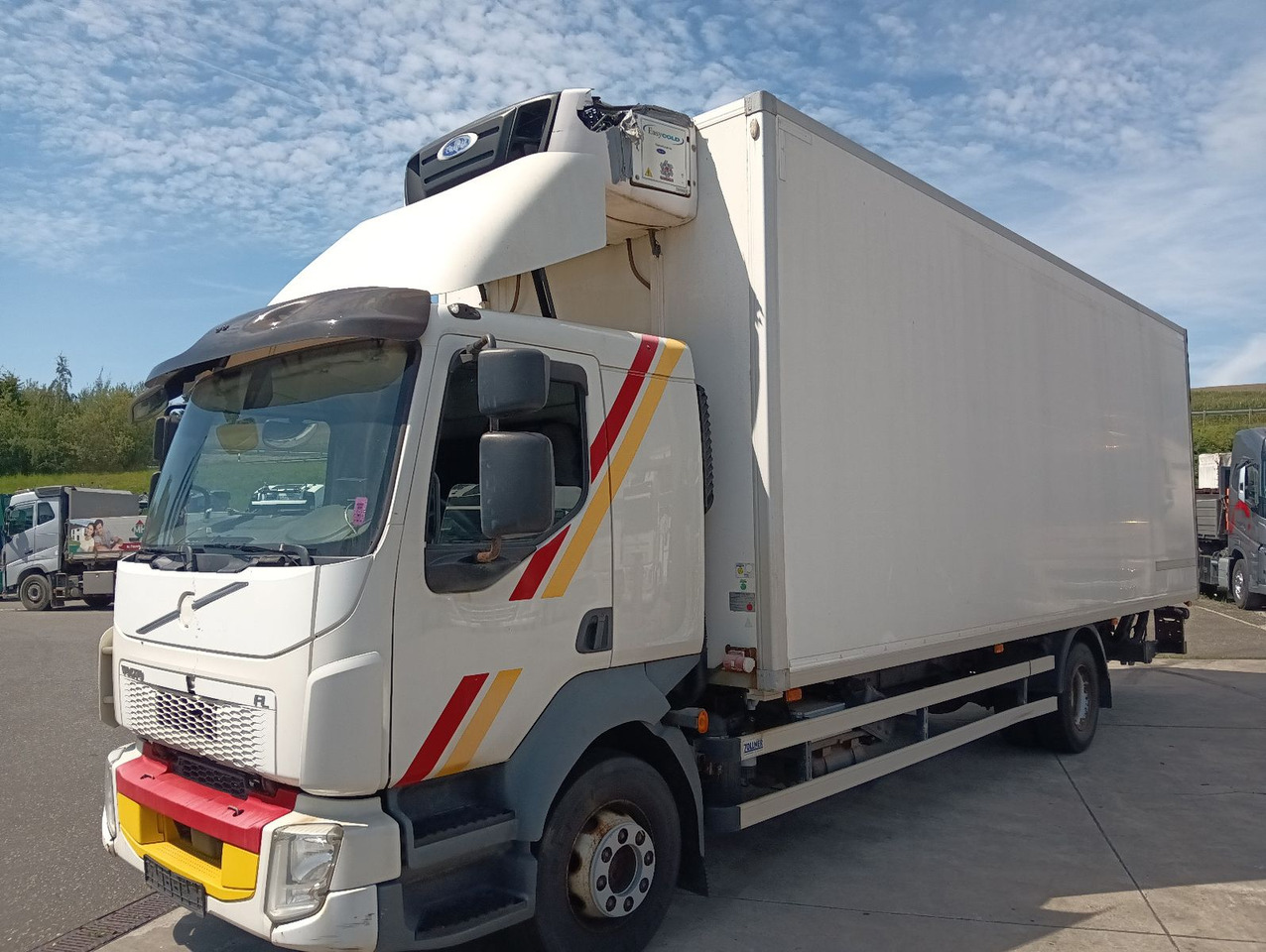 Volvo FL250 4x2R 14t CarrierSupra650 7,3m LBW1.5tKlima - Camion frigorifique: photos 1 Volvo FL250 4x2R 14t CarrierSupra650 7,3m LBW1.5tKlima - Camion frigorifique: photos 1