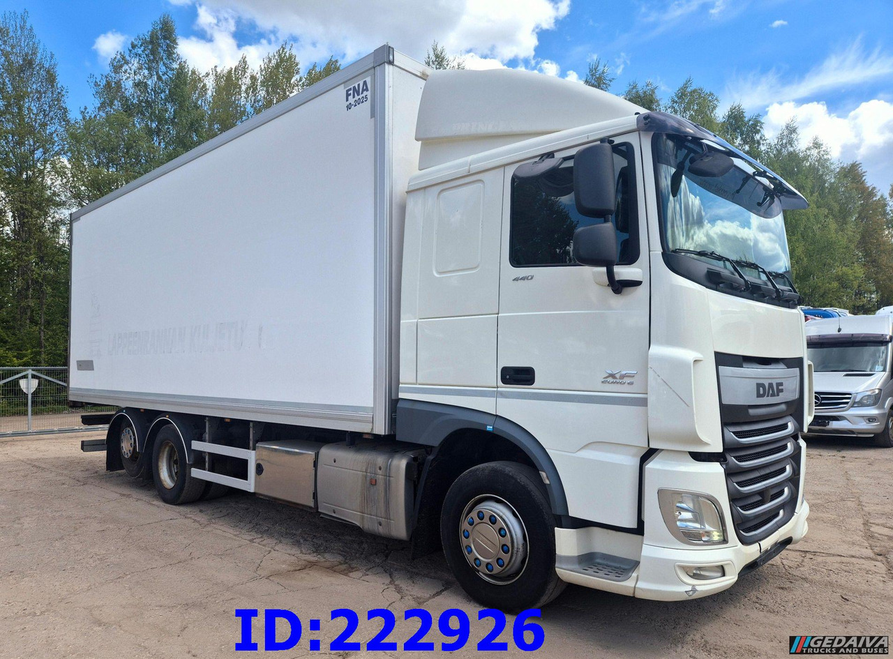DAF XF 106 440 FAR 6x2 Euro6 - Camion isothermique: photos 1 DAF XF 106 440 FAR 6x2 Euro6 - Camion isothermique: photos 1