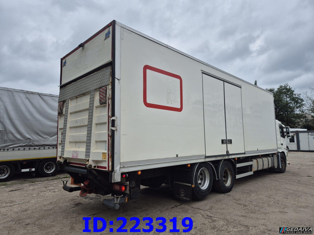 VOLVO FM13 380HP 6x2 Euro5 - Open side box - Camion frigorifique: photos 4 VOLVO FM13 380HP 6x2 Euro5 - Open side box - Camion frigorifique: photos 4