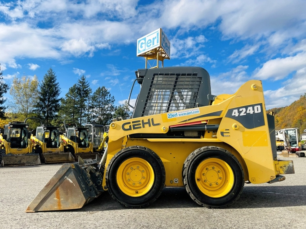 Gehl SL4240 (4090) - Mini chargeuse: photos 1 Gehl SL4240 (4090) - Mini chargeuse: photos 1