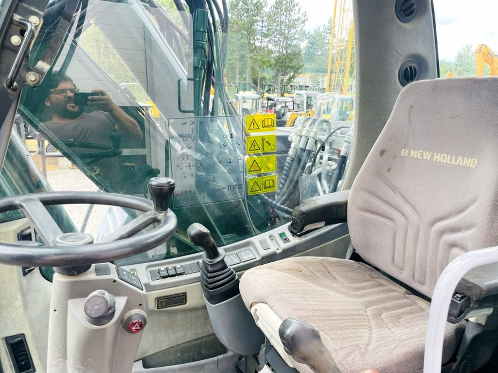 New Holland MH Plus (4054) - Pelle sur pneus: photos 5 New Holland MH Plus (4054) - Pelle sur pneus: photos 5
