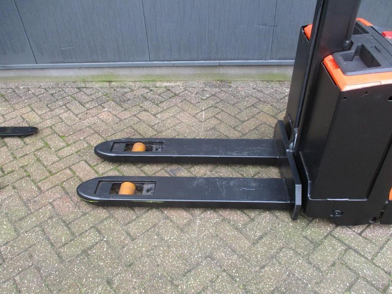 Toyota SWE 080L - Gerbeur: photos 3 Toyota SWE 080L - Gerbeur: photos 3