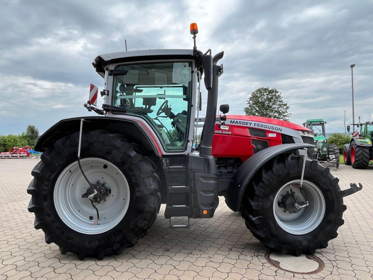 Massey Ferguson 8S.265 Dyna E-Power Exclusive - Tracteur agricole: photos 2 Massey Ferguson 8S.265 Dyna E-Power Exclusive - Tracteur agricole: photos 2