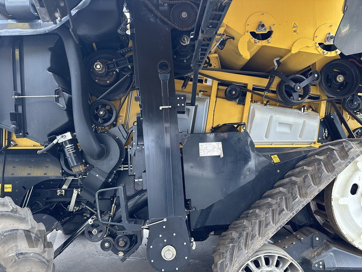 New Holland CR 8.90 - Moissonneuse-batteuse: photos 4 New Holland CR 8.90 - Moissonneuse-batteuse: photos 4