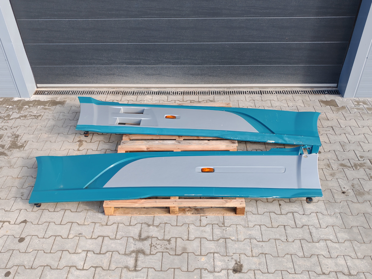 DAF XF106 EURO 6 / SIDE SPOILERS SET - Aérodynamique/ Spoilers: photos 2 DAF XF106 EURO 6 / SIDE SPOILERS SET - Aérodynamique/ Spoilers: photos 2