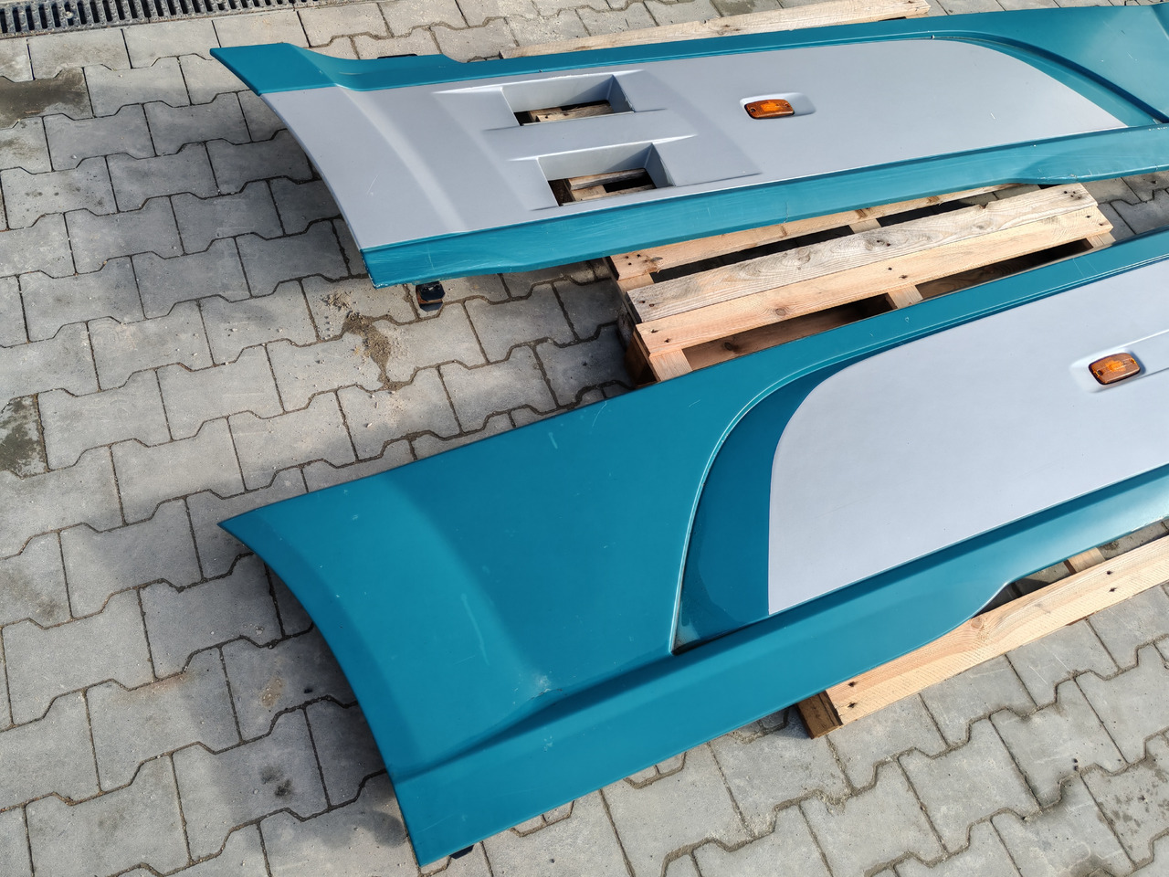 DAF XF106 EURO 6 / SIDE SPOILERS SET - Aérodynamique/ Spoilers: photos 3 DAF XF106 EURO 6 / SIDE SPOILERS SET - Aérodynamique/ Spoilers: photos 3