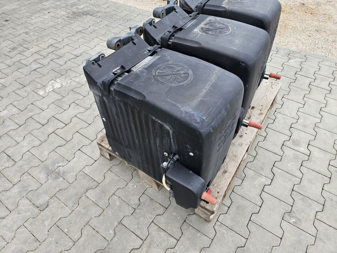 DAF XF106 EURO 6 / VERTICAL BATTERY BOX - Accumulateur: photos 2 DAF XF106 EURO 6 / VERTICAL BATTERY BOX - Accumulateur: photos 2