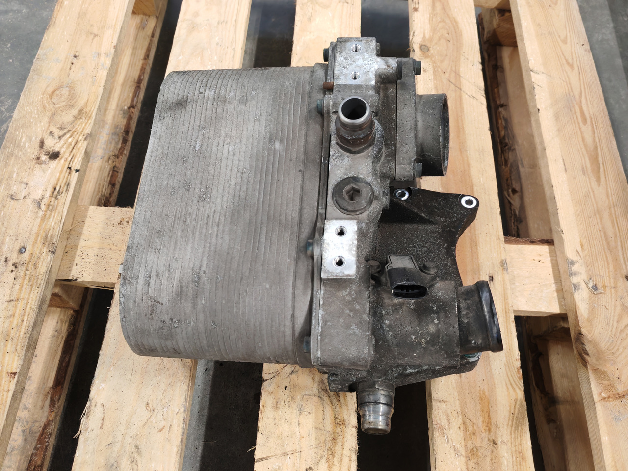 MAN TGS TGX EURO 6 / D2676 / OIL COOLER / 51095403060 - Moteur et pièces: photos 3 MAN TGS TGX EURO 6 / D2676 / OIL COOLER / 51095403060 - Moteur et pièces: photos 3