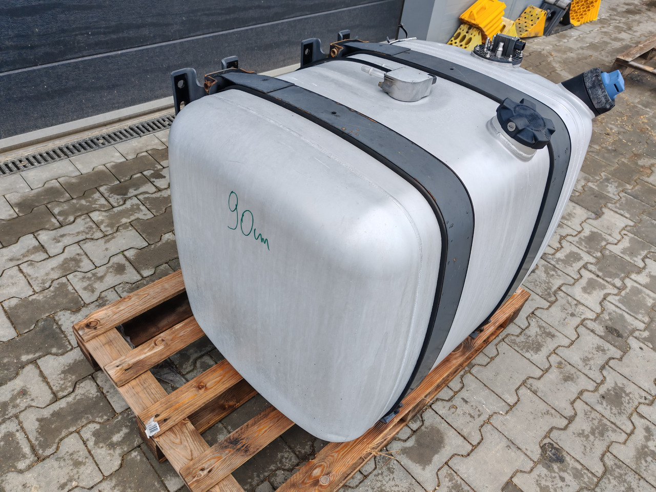 MERCEDES-BENZ ACTROS MP4 / FUEL & ADBLUE TANK / 300L - Réservoir de carburant: photos 3 MERCEDES-BENZ ACTROS MP4 / FUEL & ADBLUE TANK / 300L - Réservoir de carburant: photos 3