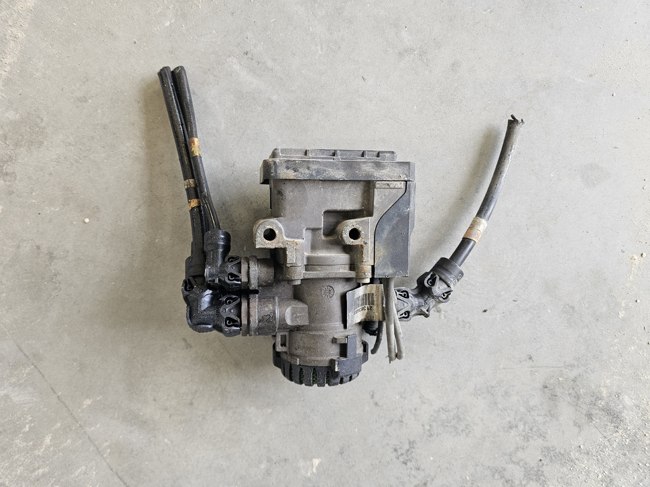 VOLVO FH FM / EBS BRAKE VALVE FRONT / 21122034 - Valve de frein: photos 2 VOLVO FH FM / EBS BRAKE VALVE FRONT / 21122034 - Valve de frein: photos 2