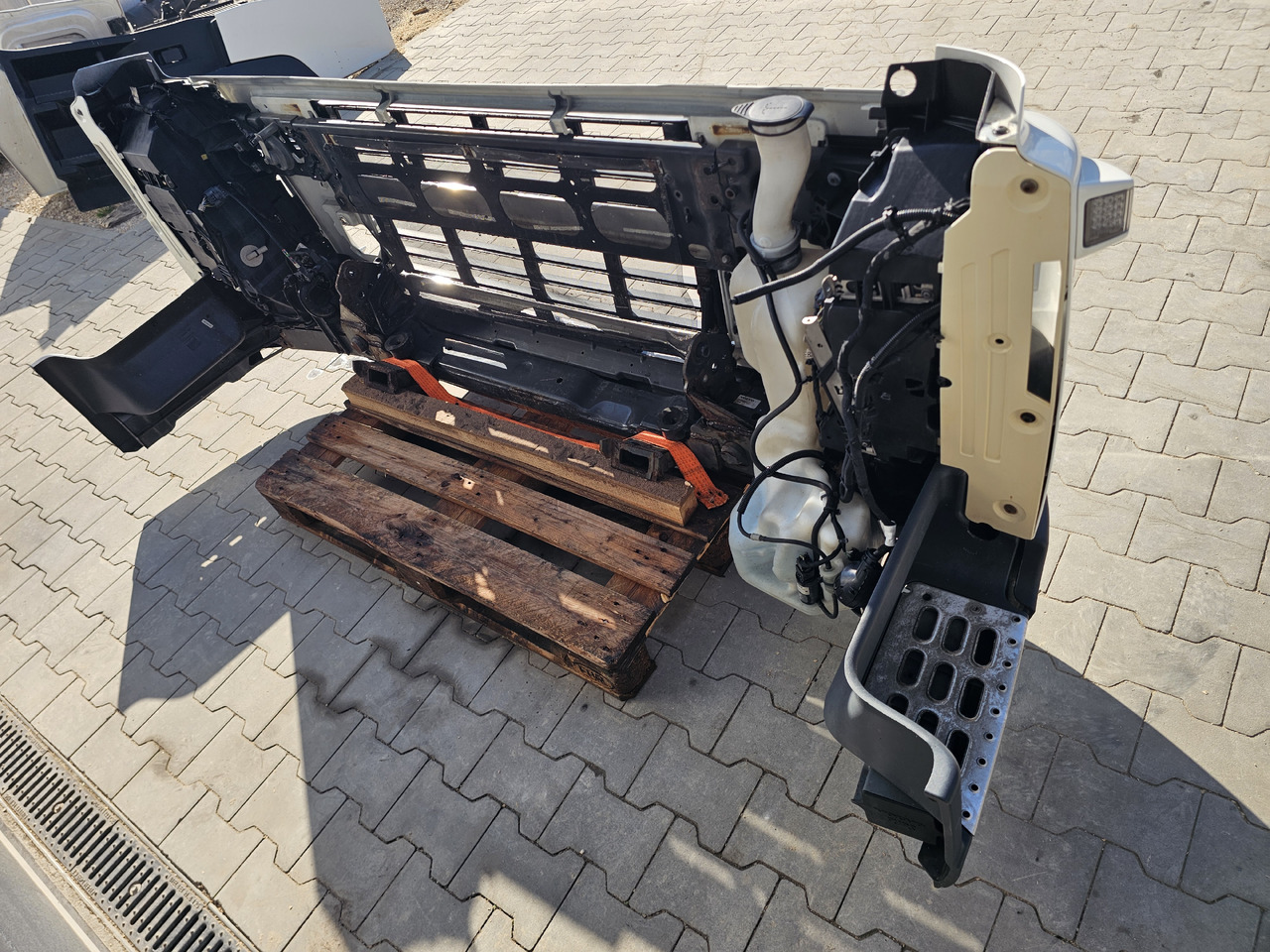 VOLVO FM 3 / COMPLETE FRONT BUMPER - Pare-chocs: photos 4 VOLVO FM 3 / COMPLETE FRONT BUMPER - Pare-chocs: photos 4