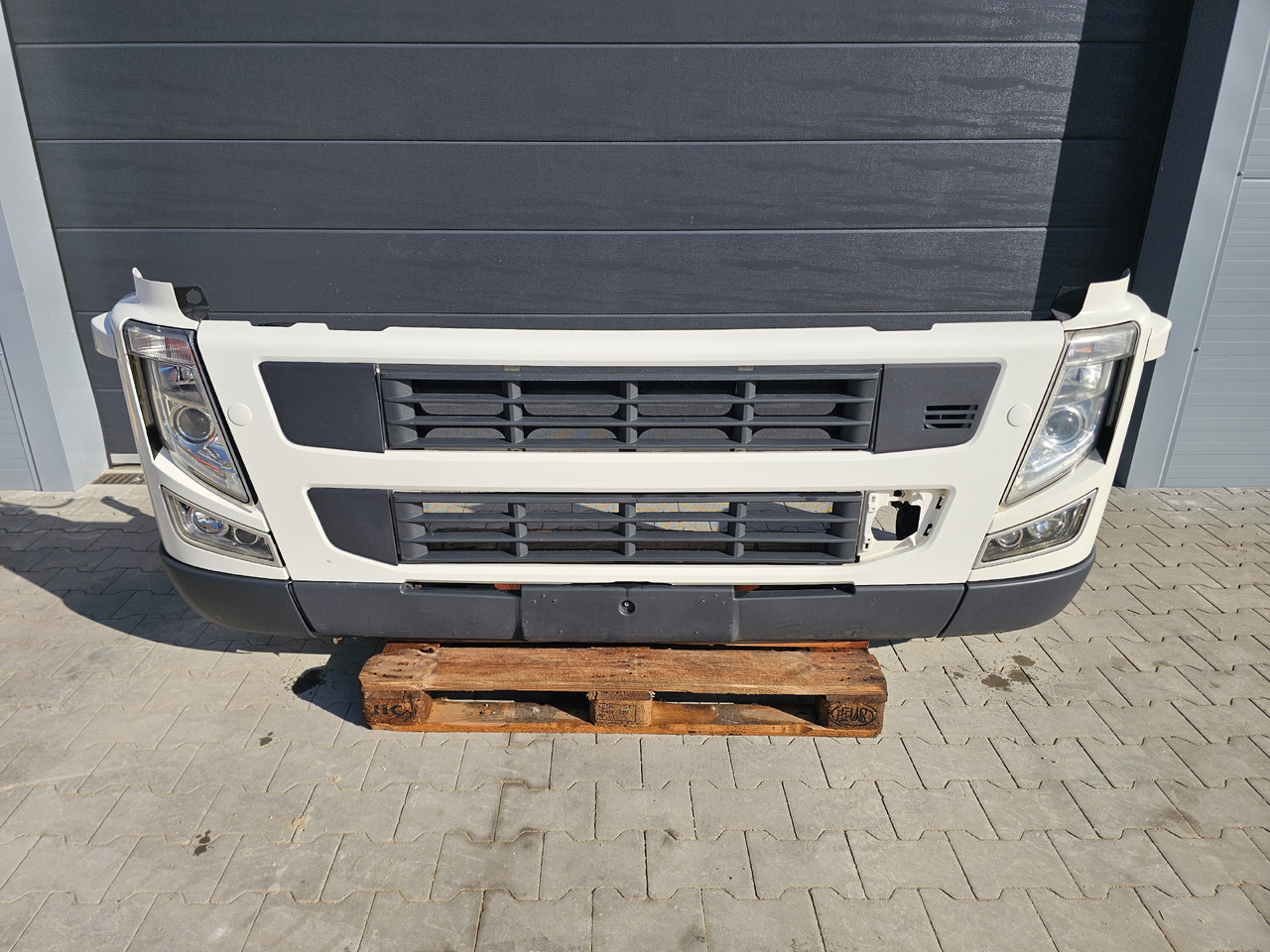 VOLVO FM3 EUR0 5 / COMPLETE BUMPER - Pare-chocs: photos 2 VOLVO FM3 EUR0 5 / COMPLETE BUMPER - Pare-chocs: photos 2