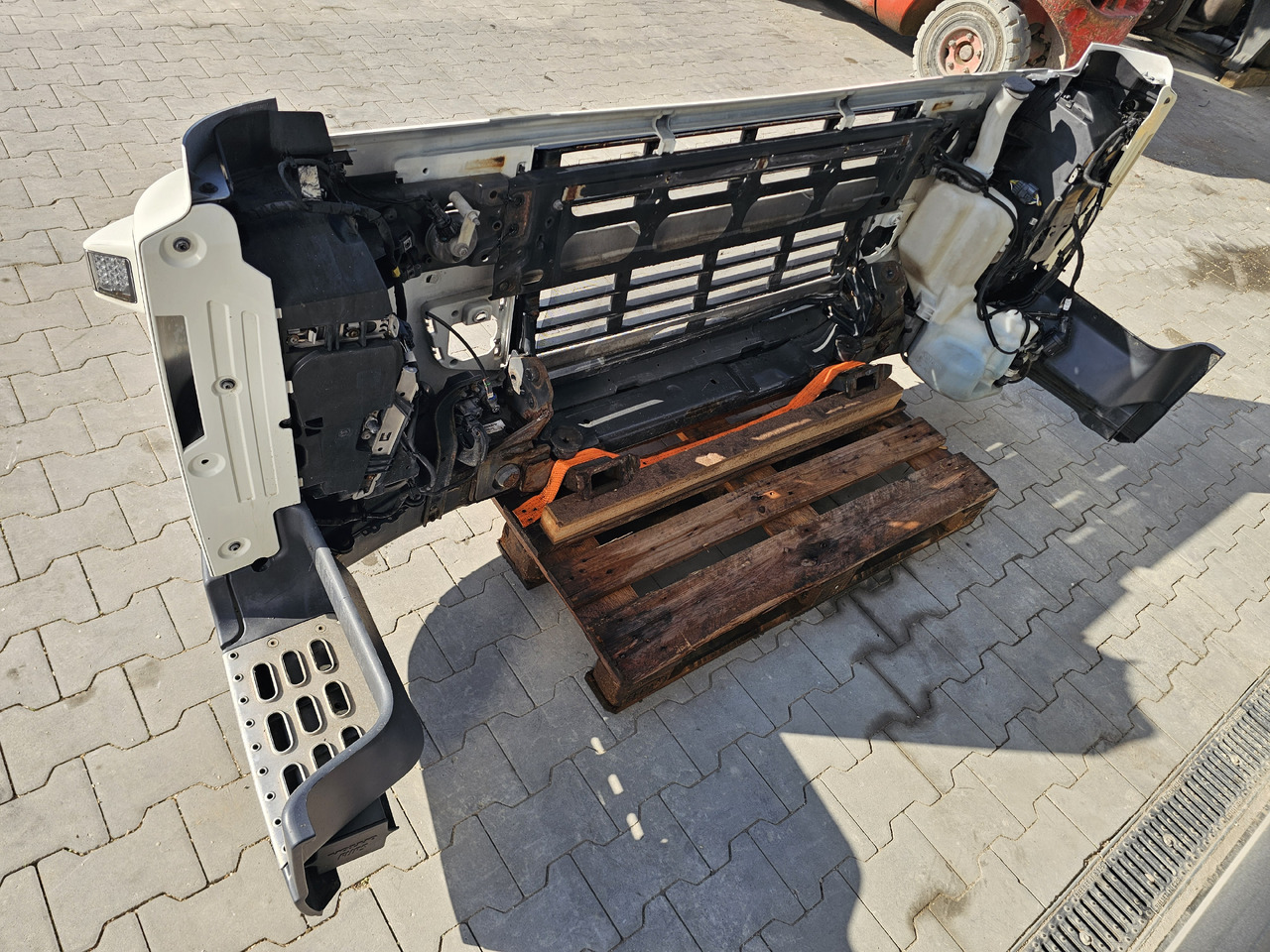 VOLVO FM3 EUR0 5 / COMPLETE BUMPER - Pare-chocs: photos 4 VOLVO FM3 EUR0 5 / COMPLETE BUMPER - Pare-chocs: photos 4