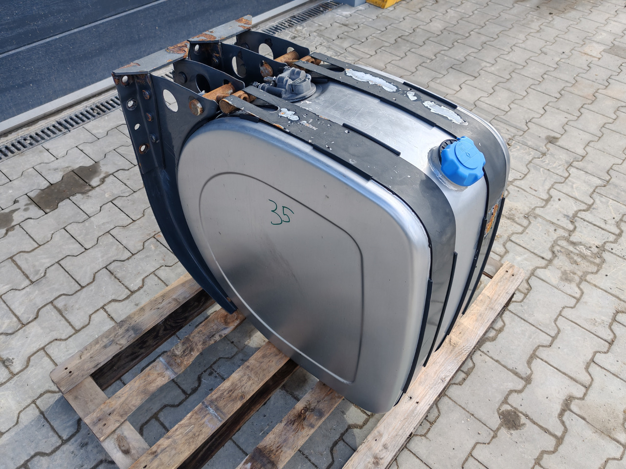 VOLVO RENAULT / COMPLETE ADBLUE TANK / 21065425 - AdBlue réservoir: photos 3 VOLVO RENAULT / COMPLETE ADBLUE TANK / 21065425 - AdBlue réservoir: photos 3