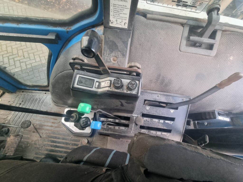 Tracteur agricole FORD 8210: photos 11