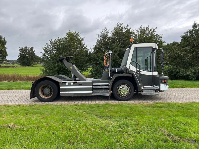 Terberg DT 183 | DISTRIBUTION TERMINAL | 8949 HOURS !!!! | LOW STEPS - Tracteur portuaire: photos 4 Terberg DT 183 | DISTRIBUTION TERMINAL | 8949 HOURS !!!! | LOW STEPS - Tracteur portuaire: photos 4