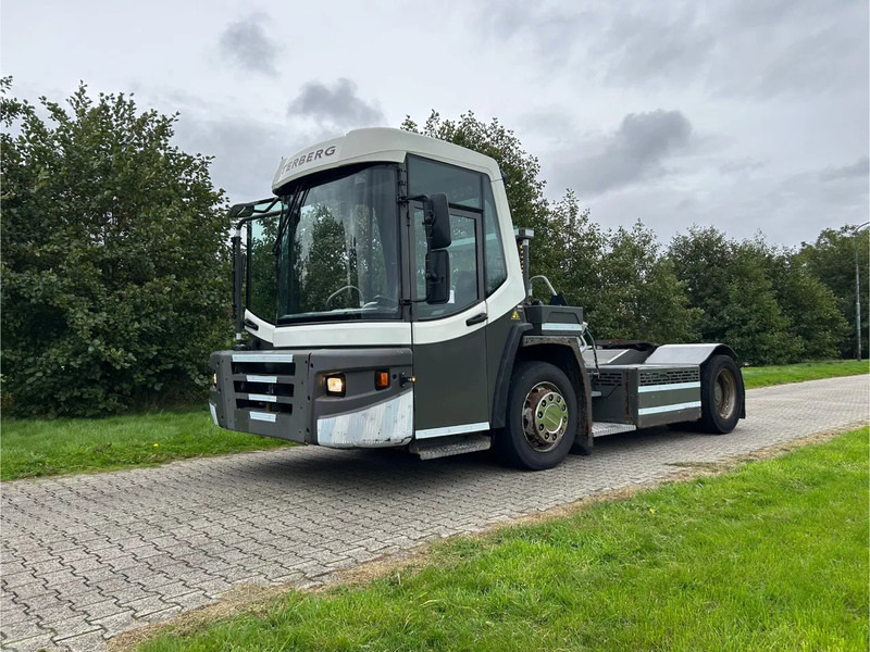 Terberg DT 183 | DISTRIBUTION TERMINAL | 8949 HOURS !!!! | LOW STEPS - Tracteur portuaire: photos 1 Terberg DT 183 | DISTRIBUTION TERMINAL | 8949 HOURS !!!! | LOW STEPS - Tracteur portuaire: photos 1