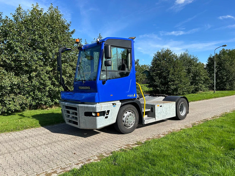 Terberg YT 223 | LOW HOURS - * 9211 *| GALVANISH CHASSIS | NEW MODEL - Tracteur portuaire: photos 1 Terberg YT 223 | LOW HOURS - * 9211 *| GALVANISH CHASSIS | NEW MODEL - Tracteur portuaire: photos 1