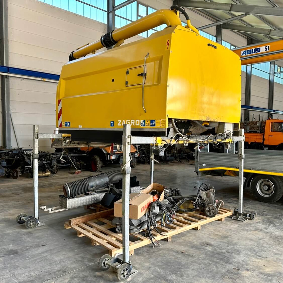 Unimog Aufbaukehrmaschine Trilety SK-370 - Balayeuse de voirie: photos 1 Unimog Aufbaukehrmaschine Trilety SK-370 - Balayeuse de voirie: photos 1