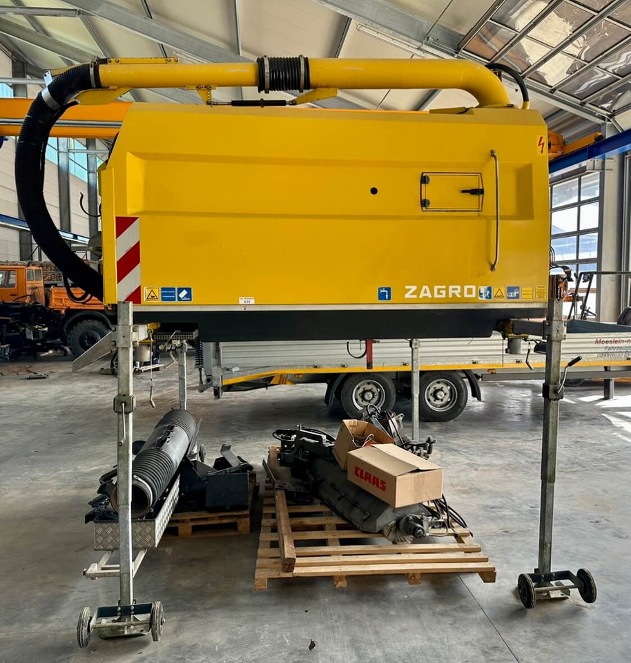 Unimog Aufbaukehrmaschine Trilety SK-370 - Balayeuse de voirie: photos 3 Unimog Aufbaukehrmaschine Trilety SK-370 - Balayeuse de voirie: photos 3