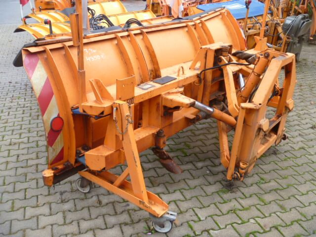 Unimog Schneepflug - Schneeschild Beilhack PV28-3 - Lame à neige: photos 2 Unimog Schneepflug - Schneeschild Beilhack PV28-3 - Lame à neige: photos 2