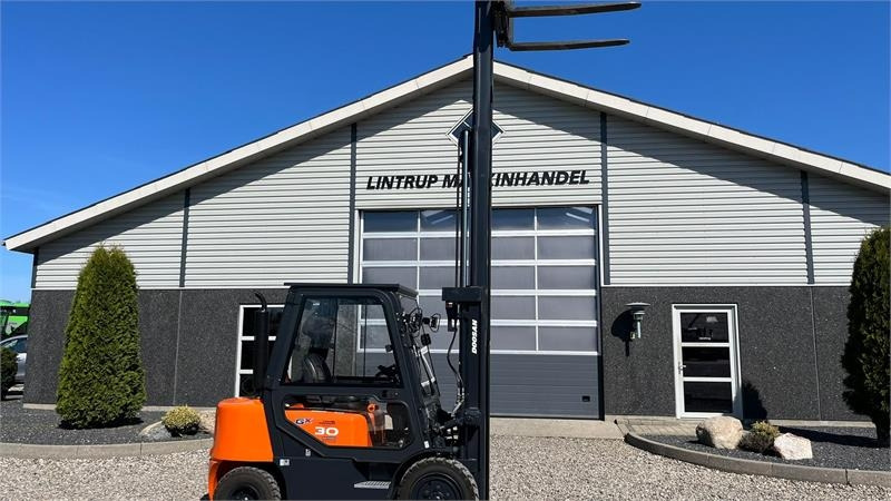 Chariot élévateur diesel Doosan D30 G med kabine og KUN 57 TIMER FRA NY, MED TIME: photos 11 Chariot élévateur diesel Doosan D30 G med kabine og KUN 57 TIMER FRA NY, MED TIME: photos 11