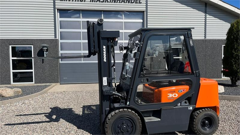 Chariot élévateur diesel Doosan D30 G med kabine og KUN 57 TIMER FRA NY, MED TIME: photos 24 Chariot élévateur diesel Doosan D30 G med kabine og KUN 57 TIMER FRA NY, MED TIME: photos 24