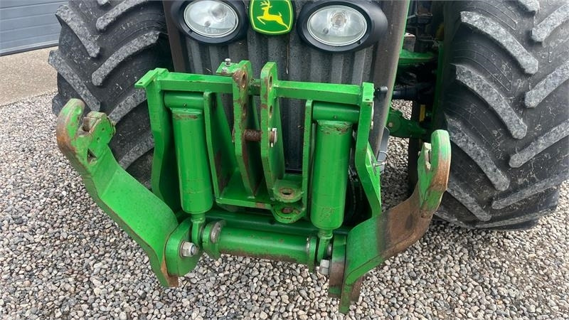 John Deere 8230 Med frontlift  - Tracteur agricole: photos 4 John Deere 8230 Med frontlift  - Tracteur agricole: photos 4