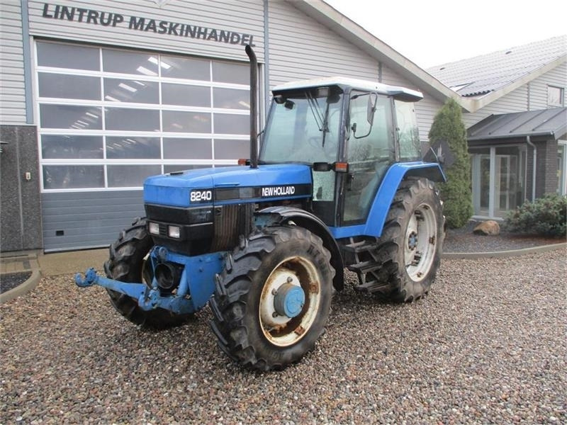 New Holland 8240 SLE Med frontlift og frontPTO - Tracteur agricole: photos 2 New Holland 8240 SLE Med frontlift og frontPTO - Tracteur agricole: photos 2